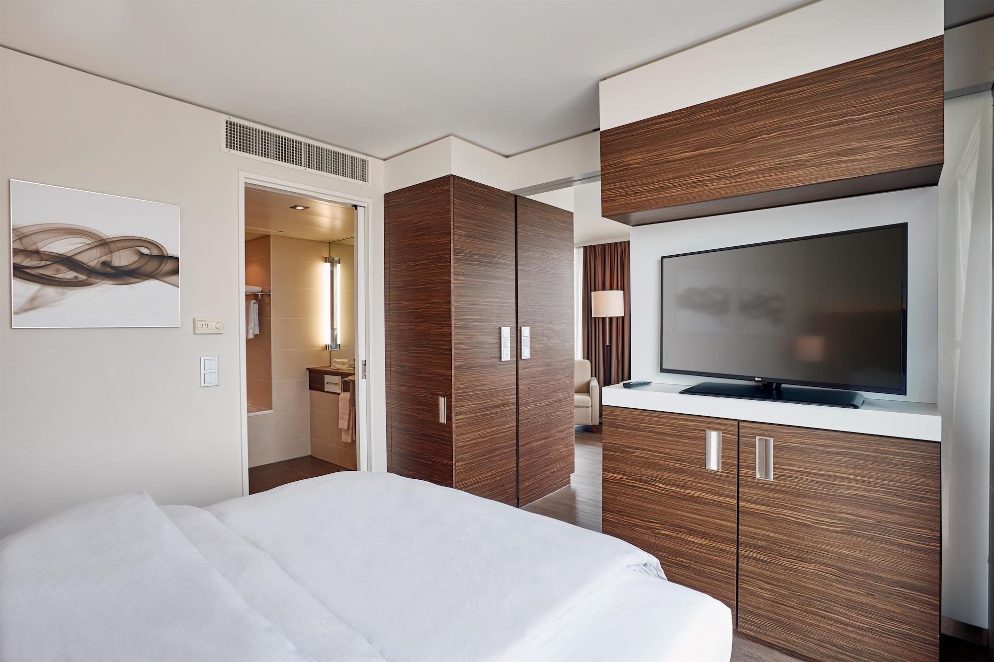 H4 Hotel 4*
